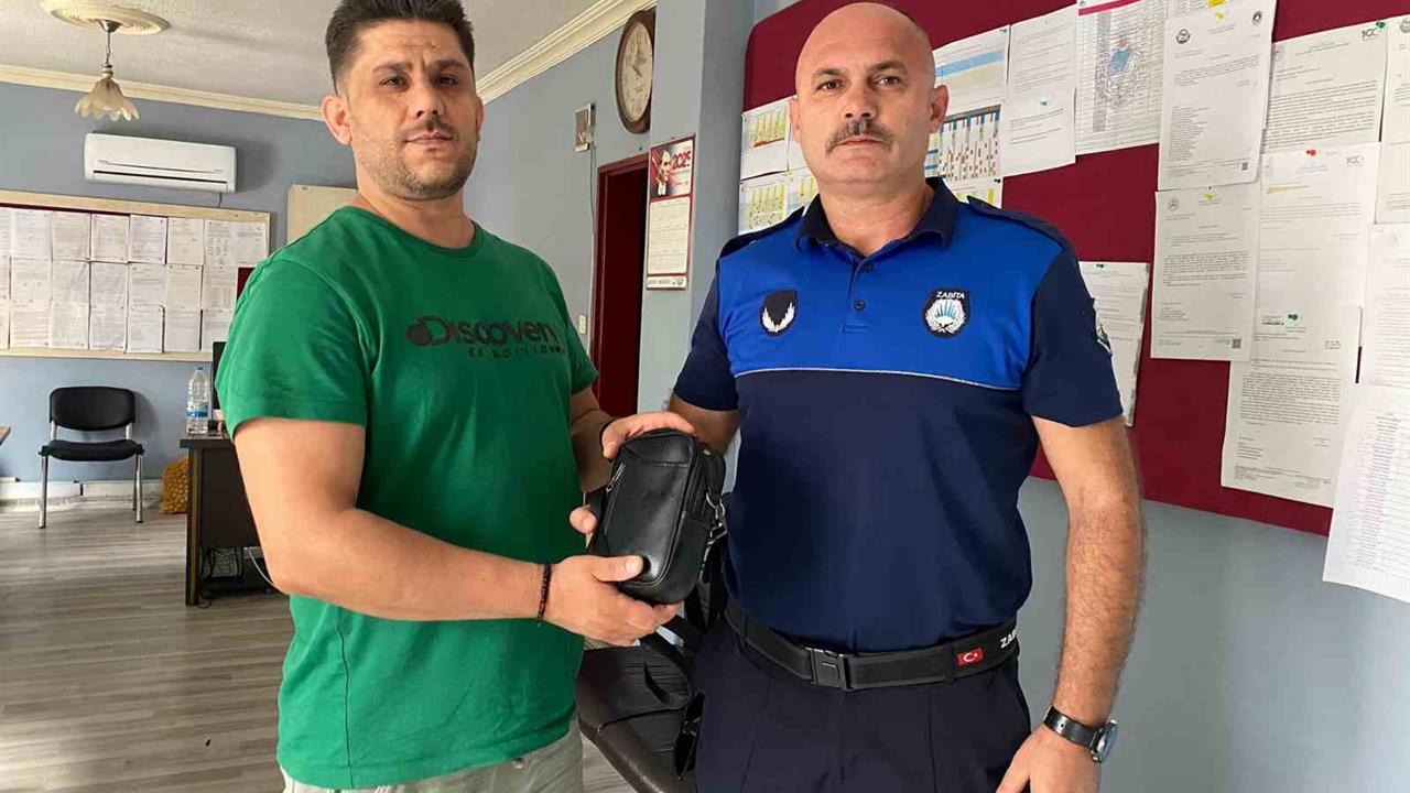 Antalya Serik'te Zabıta Ekipleri Yerde Buldukları Çantayı Sahibine Teslim Etti