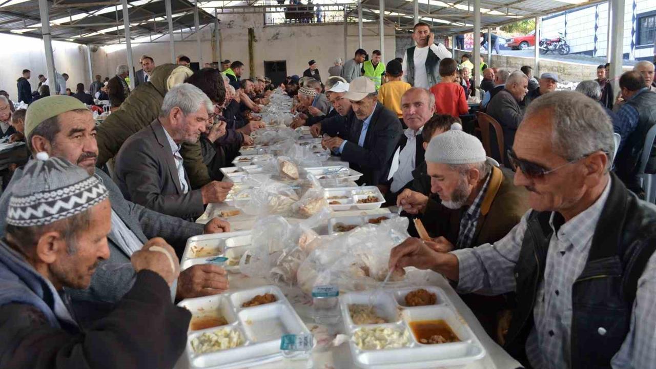 Manisa Gördes'te Geleneksel Hayır Yemeği 7 Bin Kişiyle Gerçekleşti