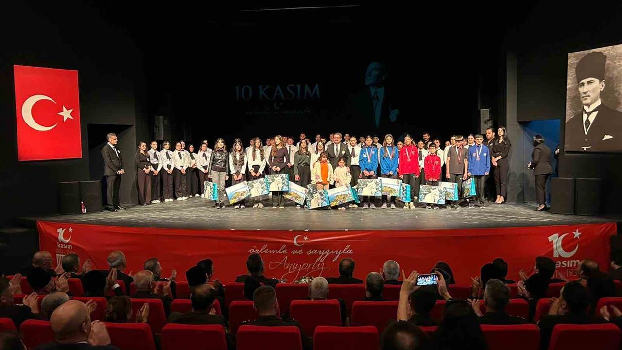 Van'da 10 Kasım Atatürk'ü Anma Günü Törenleri Gerçekleştirildi