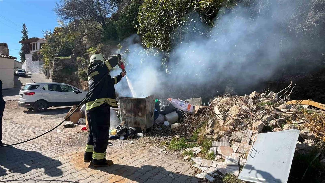 Menteşe Saburhane'de Çöp Konteynerinde Yangın Çıktı, İtfaiye Müdahale Etti