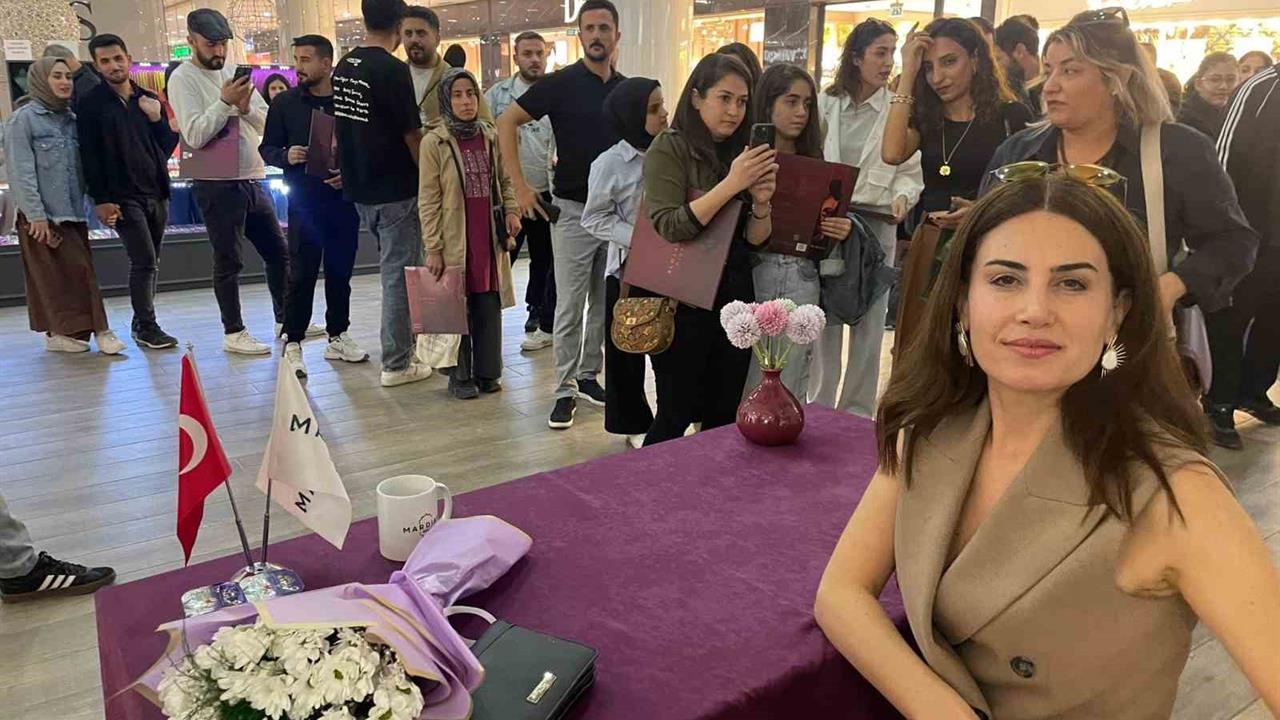 Mardin'de Rewşan, Mardian Mall'da düzenlenen imza gününde hayranlarıyla buluştu.