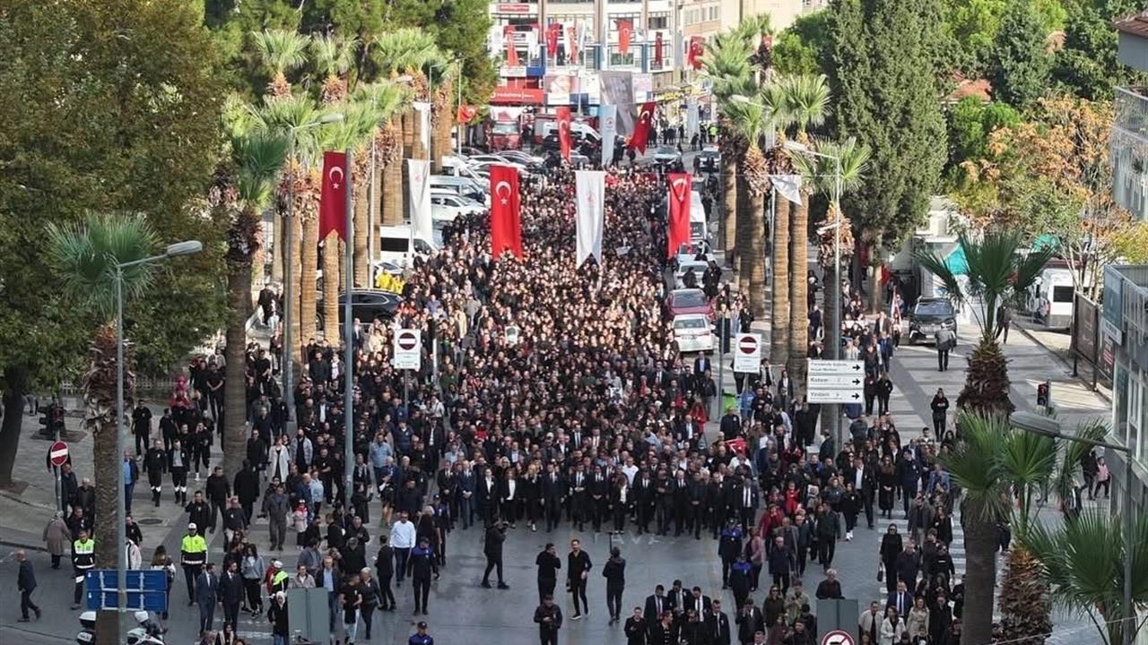 Denizli'de 10 Kasım'da Atatürk İçin Saygı Duruşu Yapıldı