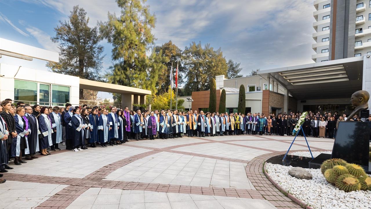 İzmir'de Atatürk'ü Anma Töreni ve Bilim Konferansı Gerçekleşti