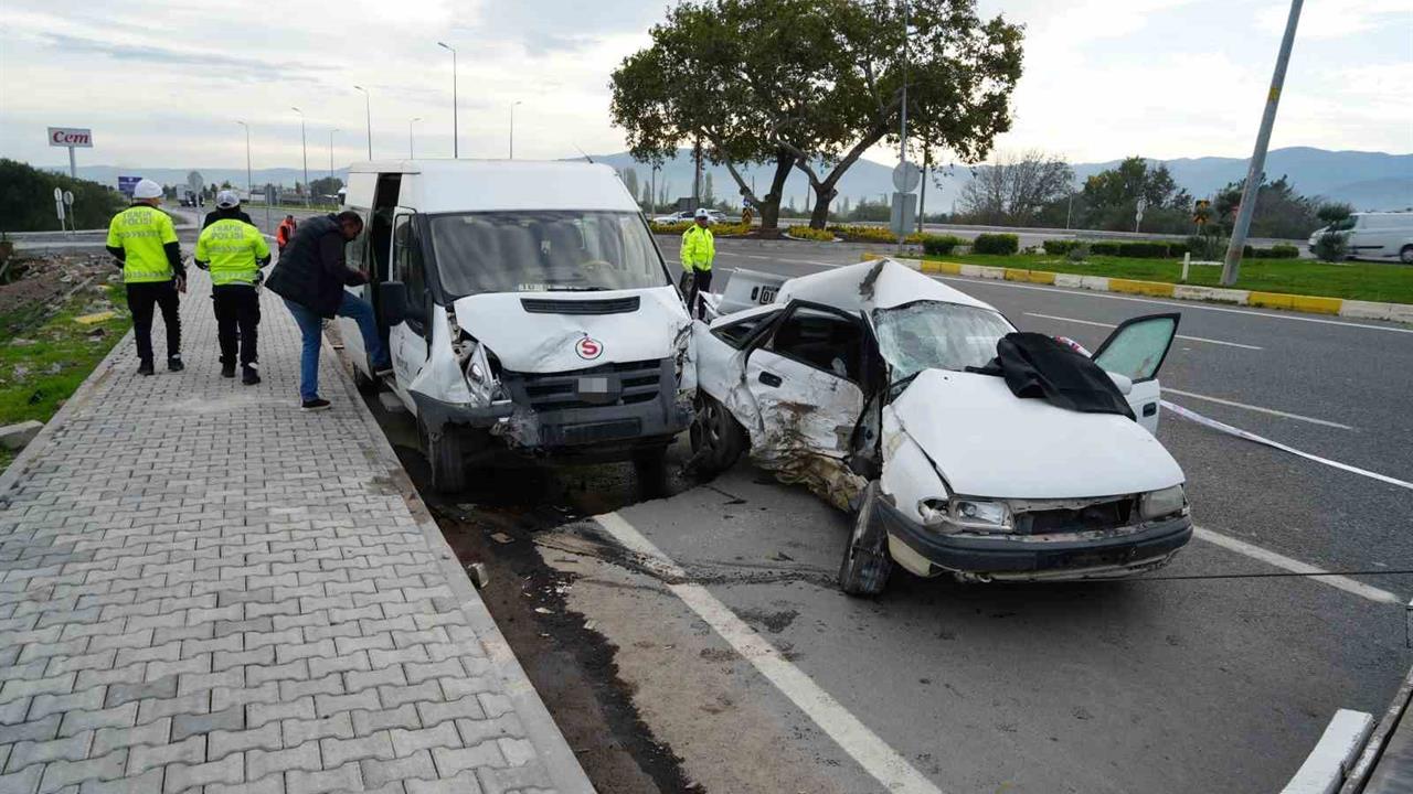 Balıkesir Havran'da İşçi Servisi ile Otomobil Çarpıştı: 1 Kişi Hayatını Kaybetti, 4 Yaralı