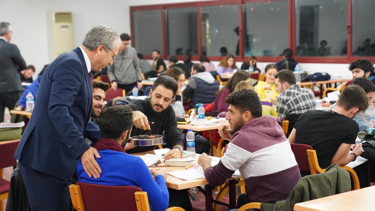 İzmir Ege Üniversitesi Merkez Kütüphanesi, Sınav Dönemlerinde 7/24 Hizmet Vermeye Devam Ediyor