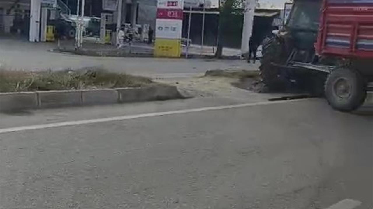 Denizli Baklan'da Refüjden Geçen Traktöre Otomobil Çarptı, İki Kişi Yaralandı