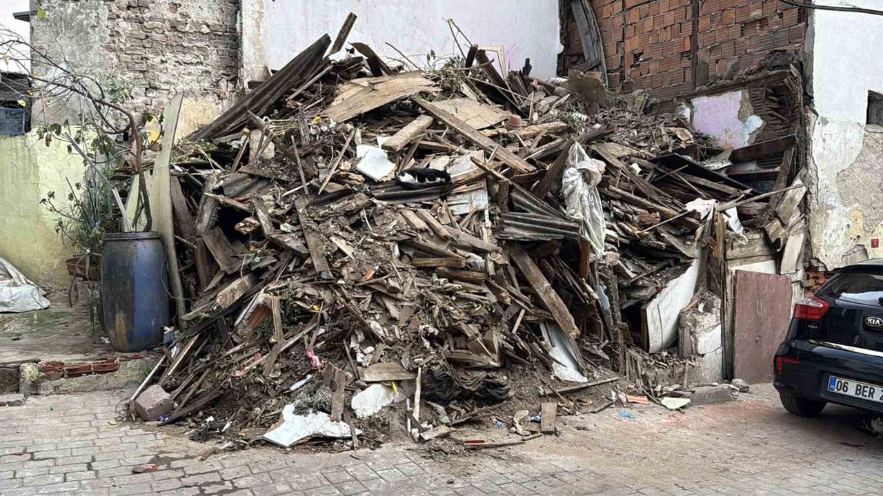 Beyoğlu'nda Kısmi Çökmenin Ardından Ahşap Bina Tamamen Yıkıldı