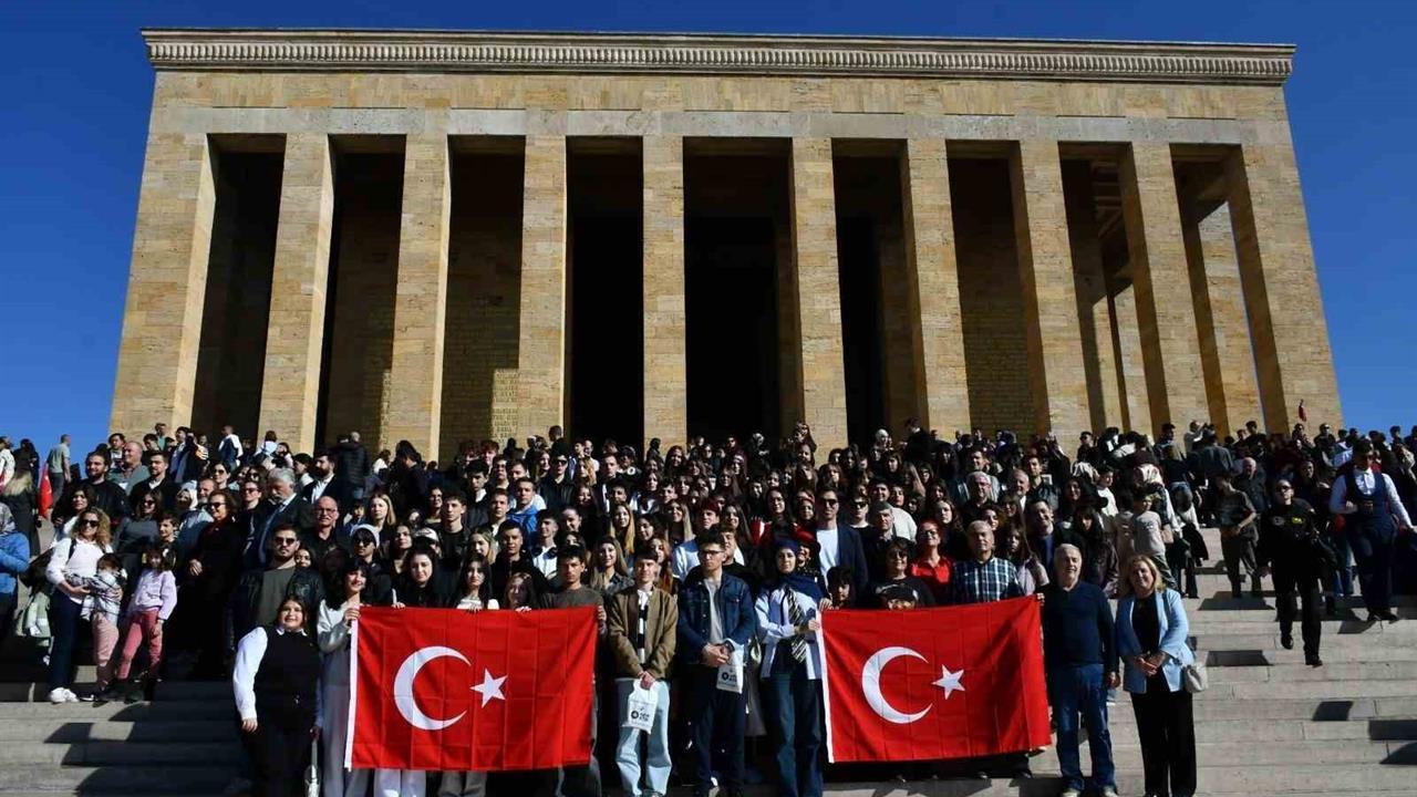 Balıkesir Gençleri Anıtkabir'de Gazi Mustafa Kemal Atatürk'ü Andı