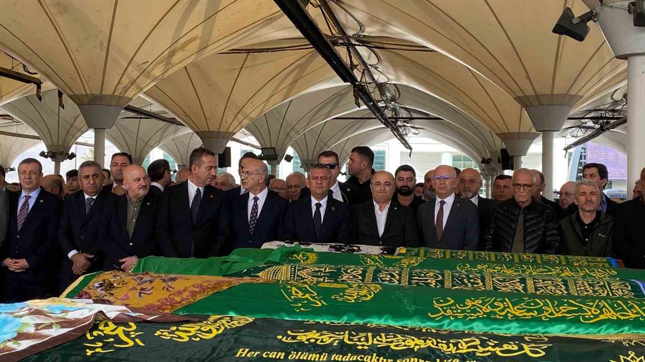 Ankara'da CHP Genel Başkanı Özgür Özel, Ayşe Aydoğan'ın Cenaze Töreninde Bulundu