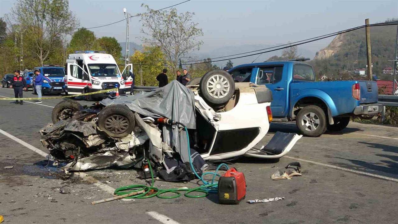 Ordu'da Otomobil ve Kamyonet Çarpıştı: Baba Hayatını Kaybetti, Oğlu ve Diğer Sürücü Yaralı