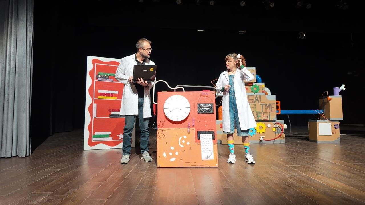 Isparta Belediyesi Şehir Tiyatroları, "Masal Düzeltme Makinesi" Oyunuyla Çocuklarla Buluştu