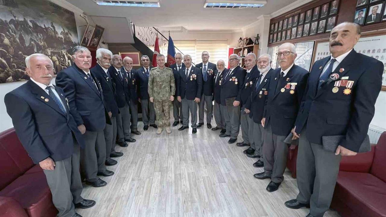 Erzincan'da 3. Ordu Komutanı Korgeneral Altuğ, Muharip Gaziler Derneği'ni Ziyaret Etti