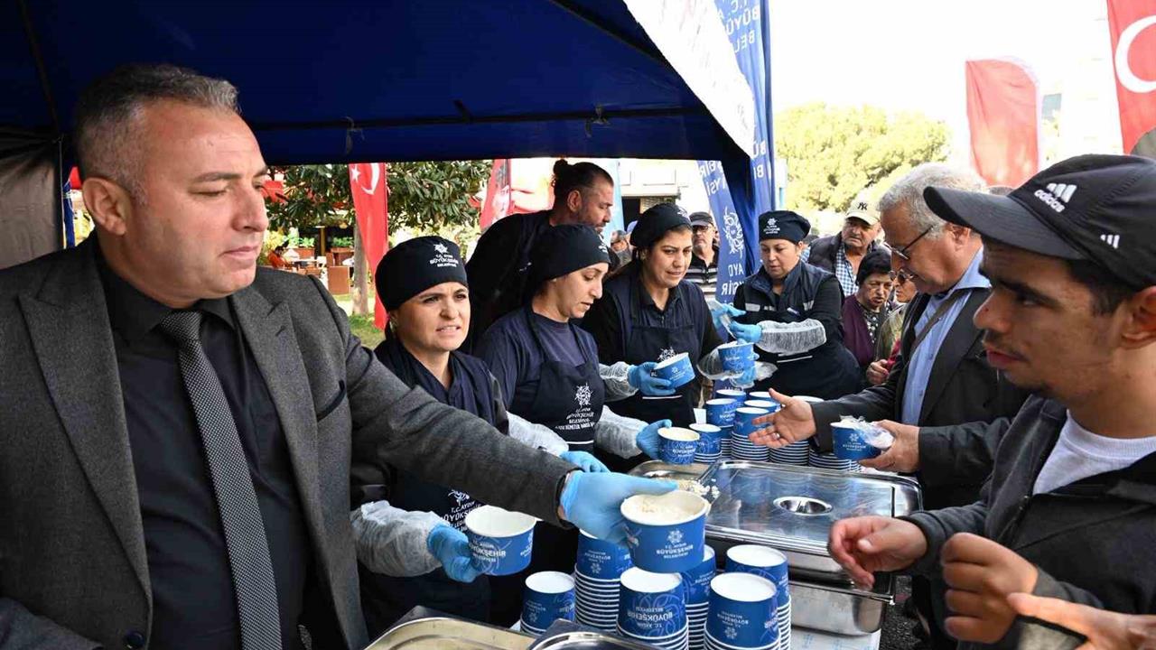 Aydın Büyükşehir Belediyesi, Atatürk'ün Anma Günü'nde Hayır Dağıttı