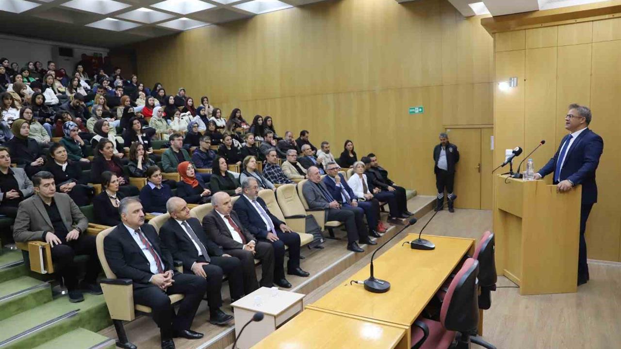 Elazığ Fırat Üniversitesi'nde "Atatürk’ün İleri Görüşlülüğü" Konferansı Düzenlendi