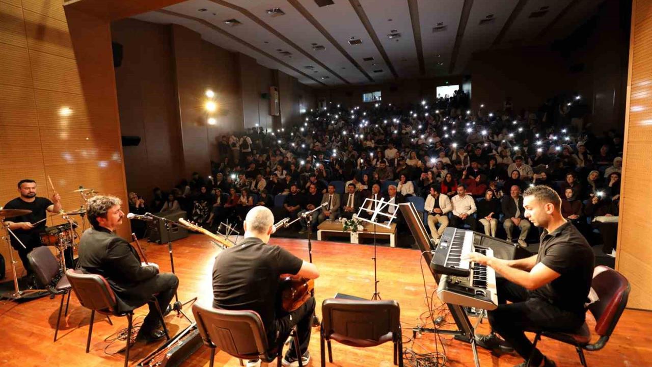 Sakarya'da SUBÜ, Uluslararası Öğrencilere Türk Halk Müziği Konseri Verd