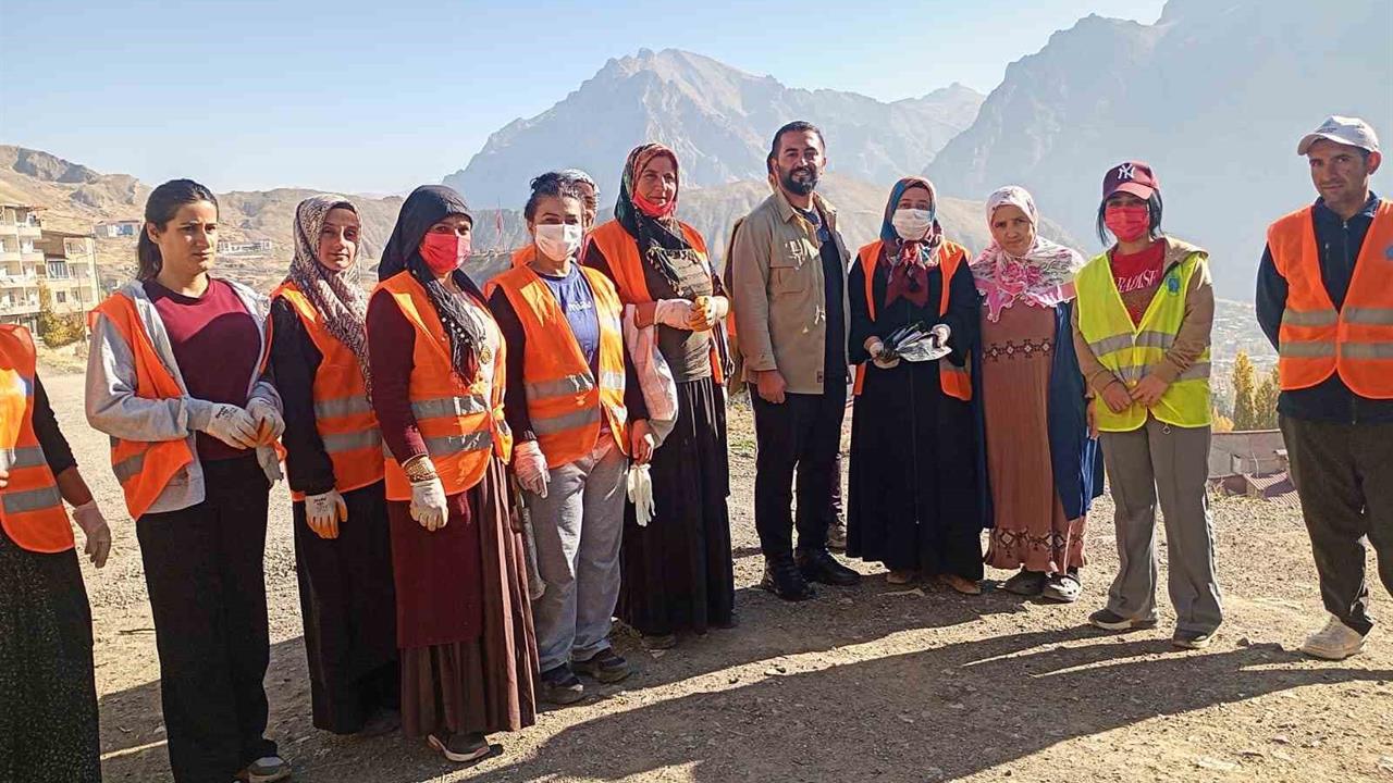 Hakkari Belediyesi Temizlik Personeli, Buldukları Parayı Sahibine Teslim Etti
