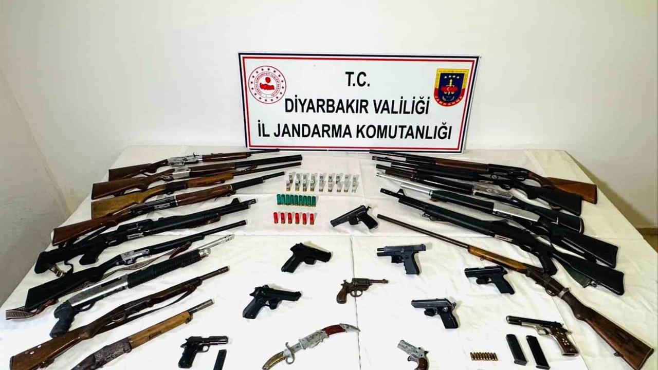 Diyarbakır'da Jandarma Ekiplerinin Gerçekleştirdiği Operasyonda 43 Kişi Gözaltına Alındı
