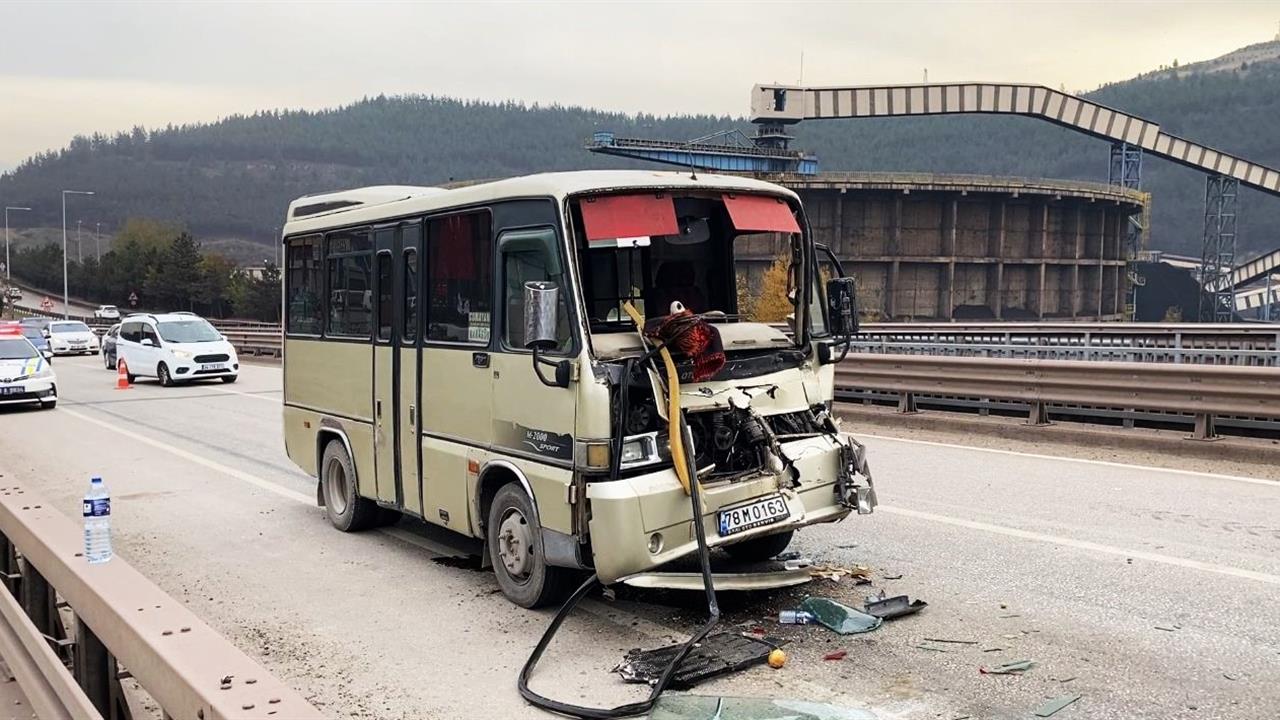 Karabük'te Yolcu Minibüsü Tıra Arkadan Çarptı, 3 Yaralı
