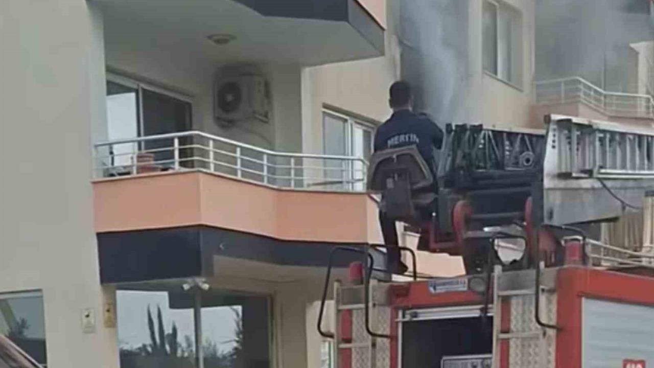 Mersin Erdemli'de Bir Binada Yangın Çıktı, Paniğe Neden Oldu