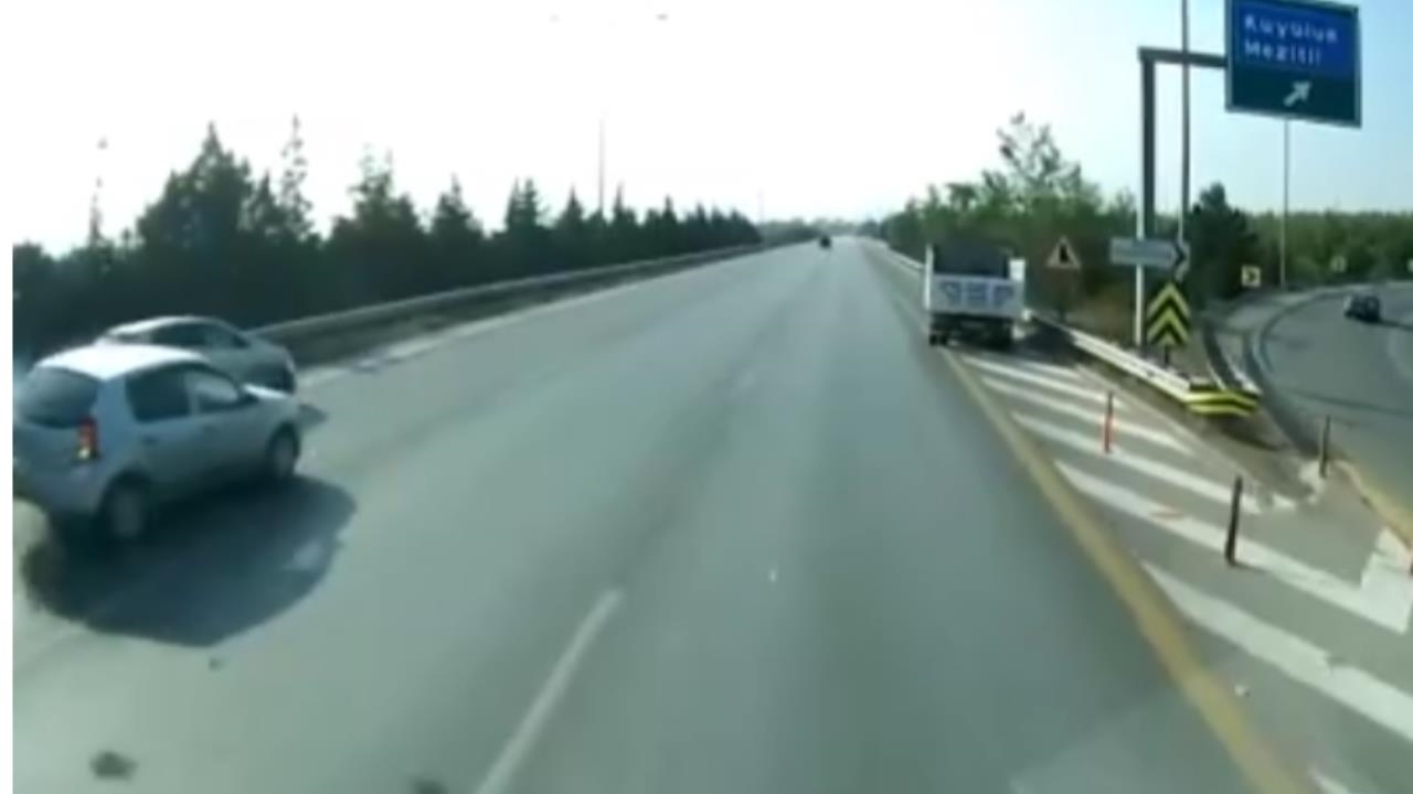 Mezitli Otobanında Şok Kaza: Sol Şeritte Duran Araca Arkadan Çarptı, Savruldu, Bariyere Vurdu! Mezitli'de Mucize Kurtuluş!
