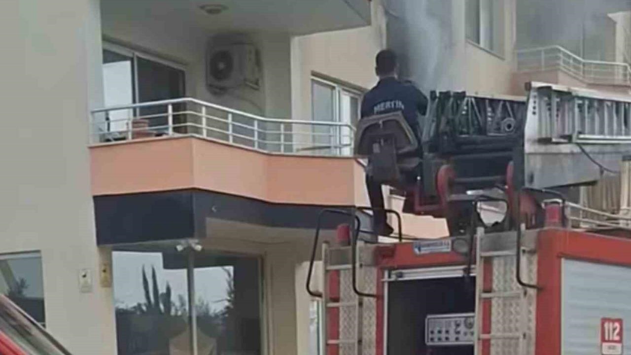 Erdemli'de Yangın Paniği: 1. Kat Alev Alev, Bina Boşaltıldı!