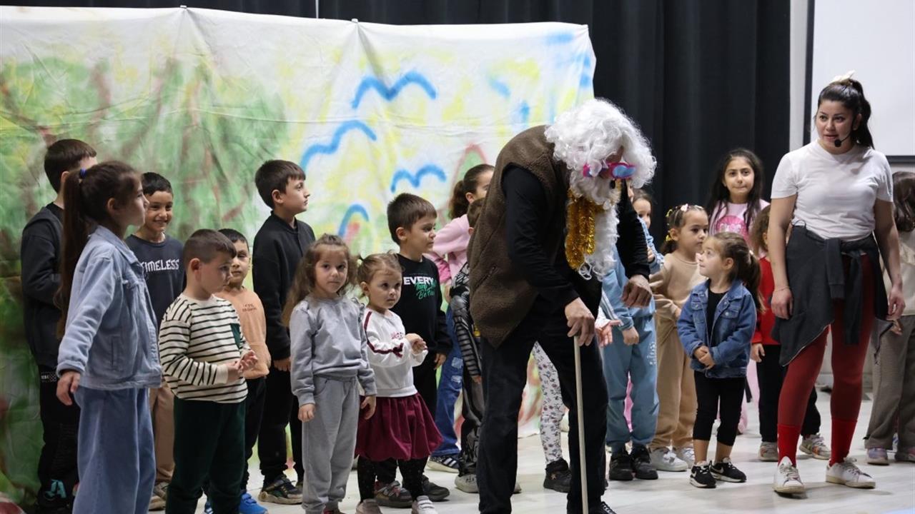 Kartepe'de Yetişkinler ve Çocuklar İçin Tiyatro Gösterileri Düzenlendi