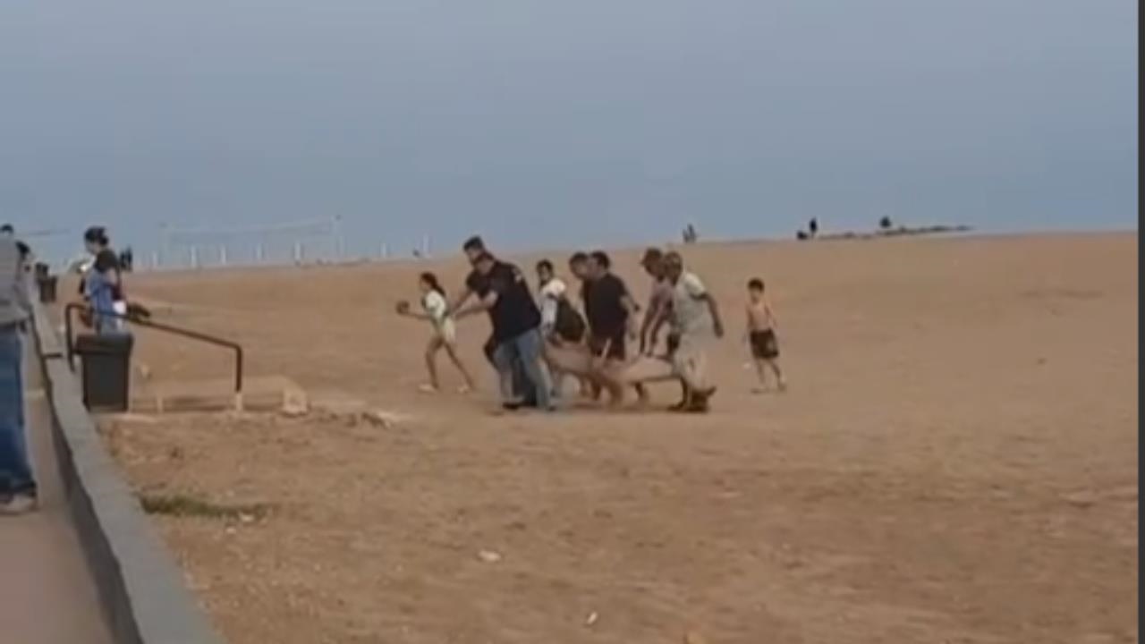 Mezitli Soli Sahilinde Kalp Krizi Şoku: Sahilde Aniden Yığılan Vatandaş Hastaneye Kaldırıldı!