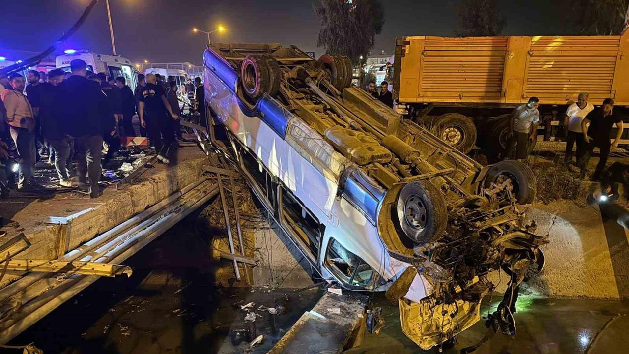 Mersin Tarsus'ta Yolcu Minibüsü ile Otomobilin Çarpışması Sonucu 10 Kişi Yaralandı