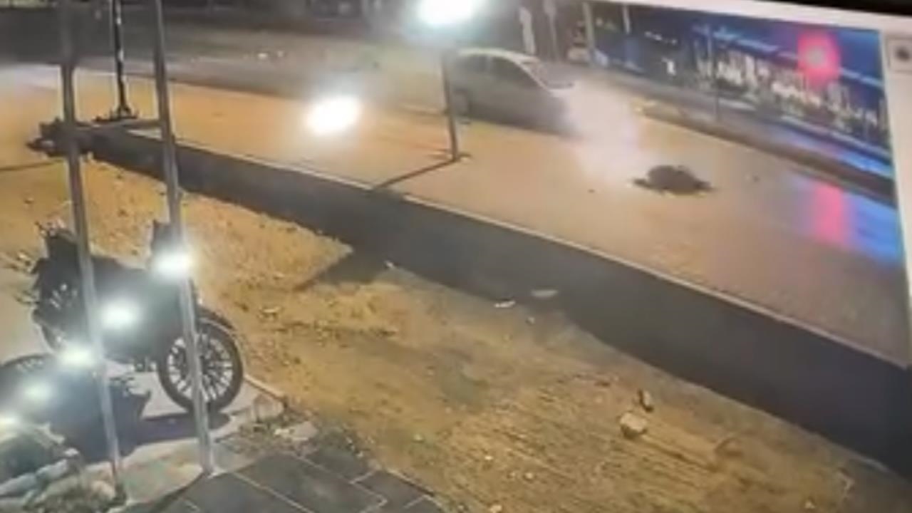 Mersin Erdemli'de Kırmızı Işıkta Geçen Araç, Motosikletliyi Ezdi