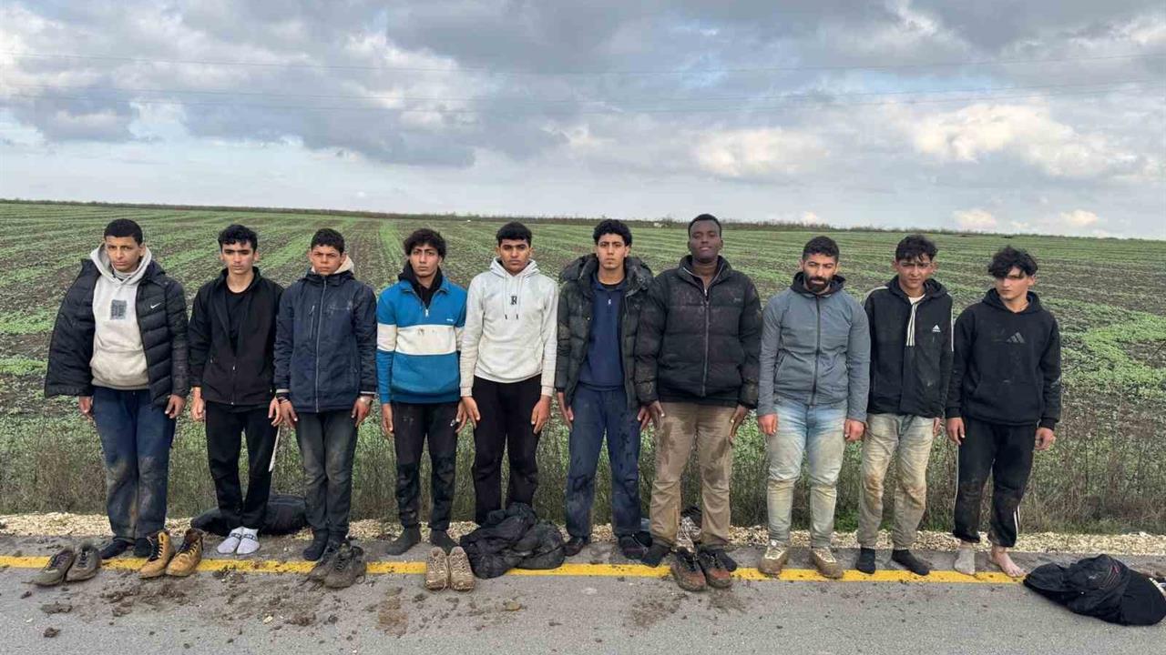 Edirne Uzunköprü'de Jandarma Tarafından 10 Düzensiz Göçmen Ele Geçirildi