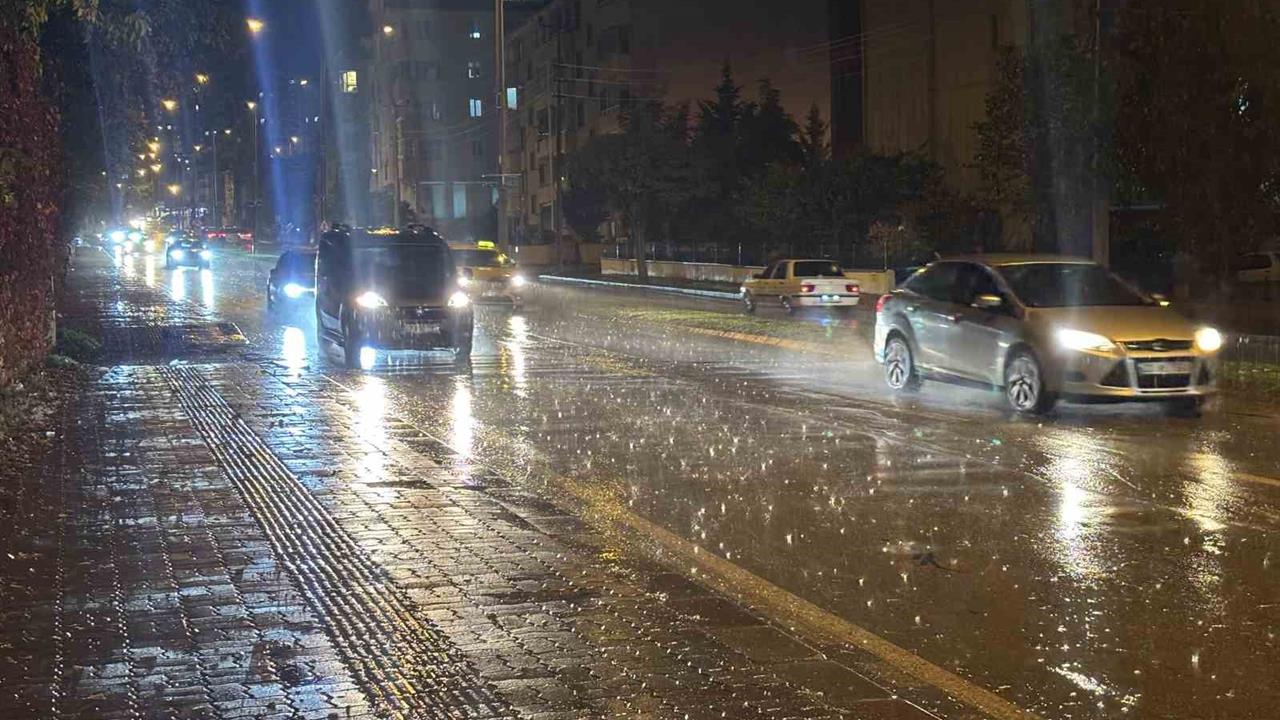 Edirne Merkez'de Aniden Başlayan Sağanak Yağış Hayatı Olumsuz Etkiledi