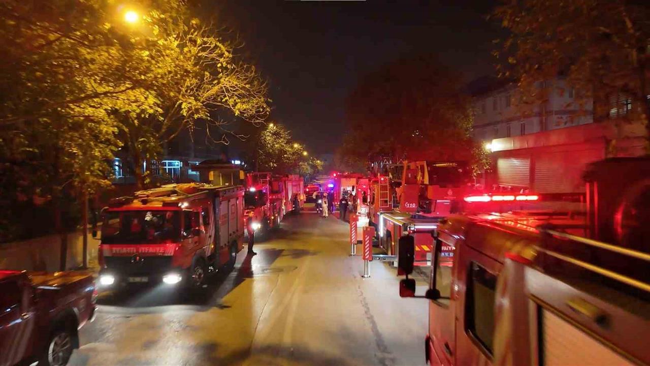İstanbul Dudullu'daki Elektronik Fabrikasında Gece Yangın Çıktı