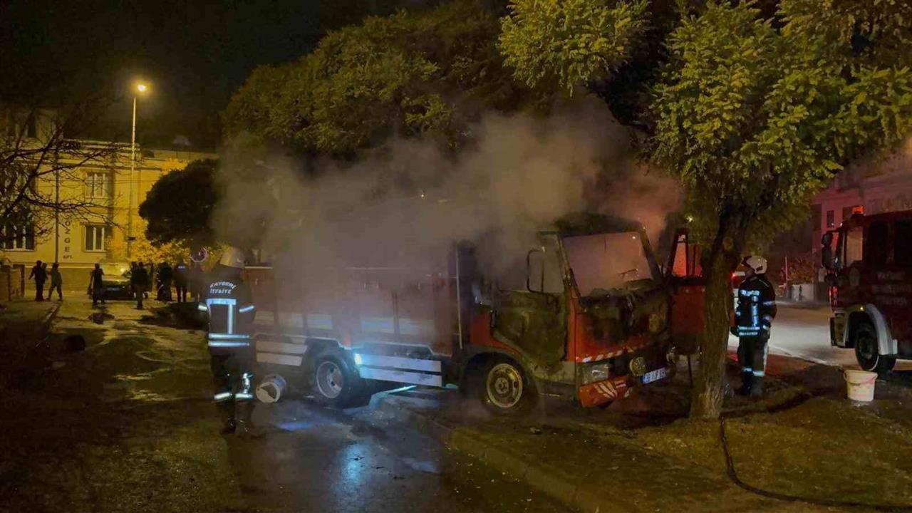 Kayseri Melikgazi'de Park Halindeki Kamyon Alev Alarak Hareket Etti