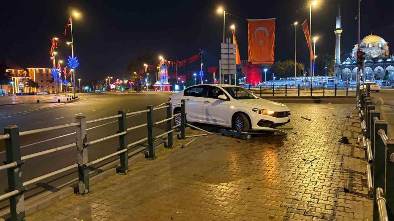 Kayseri Kocasinan'da Seyir Halindeyken Uyuyan Sürücü Bariyerlere Girdi