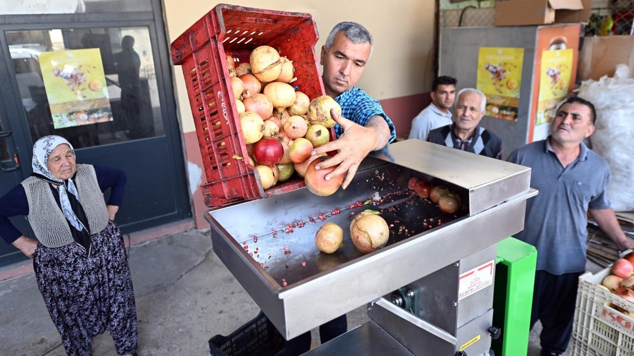 Mersin Büyükşehir’den Üreticilere Nar Taneleme ve Sıkma Makinesi Desteği Geldi