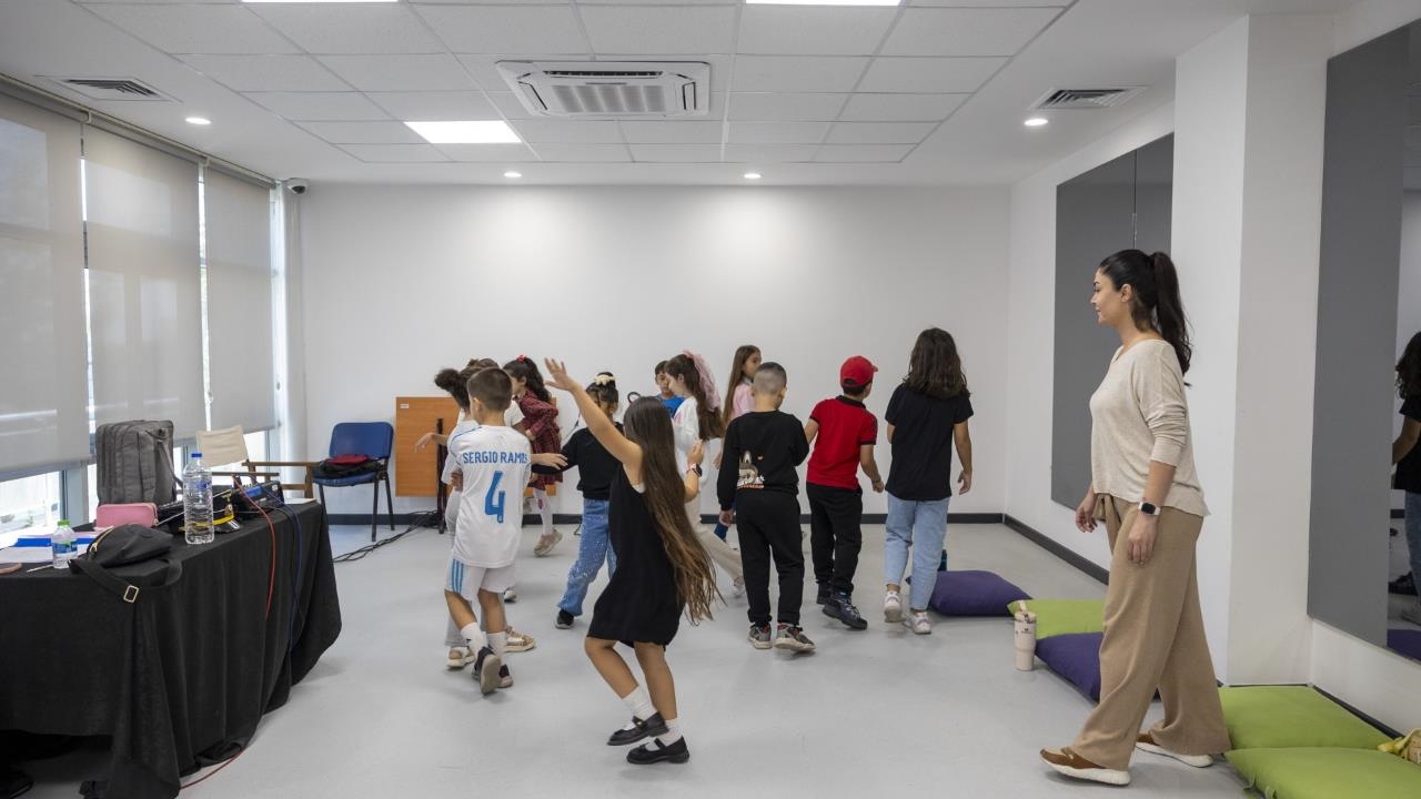 Büyükşehir Belediyesi’nin Tiyatro Kursu’na Yoğun İlgi: Mersin Büyükşehir’in Ücretsiz Tiyatro Kursu’ndan 250 Kursiyer Faydalanıyor