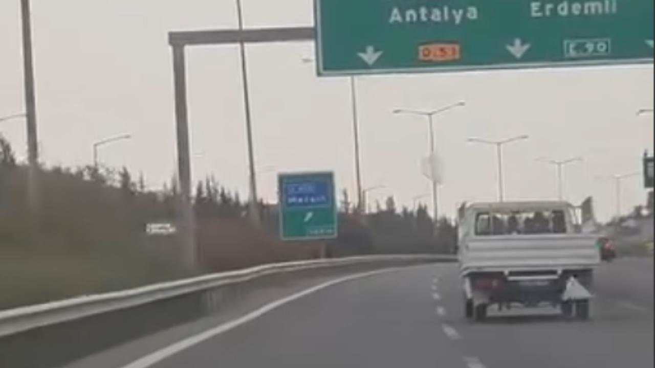 Mersin Otoyolunda Kamyonet Kasasından Uçanlar Trafikte Risk Oluşturdu