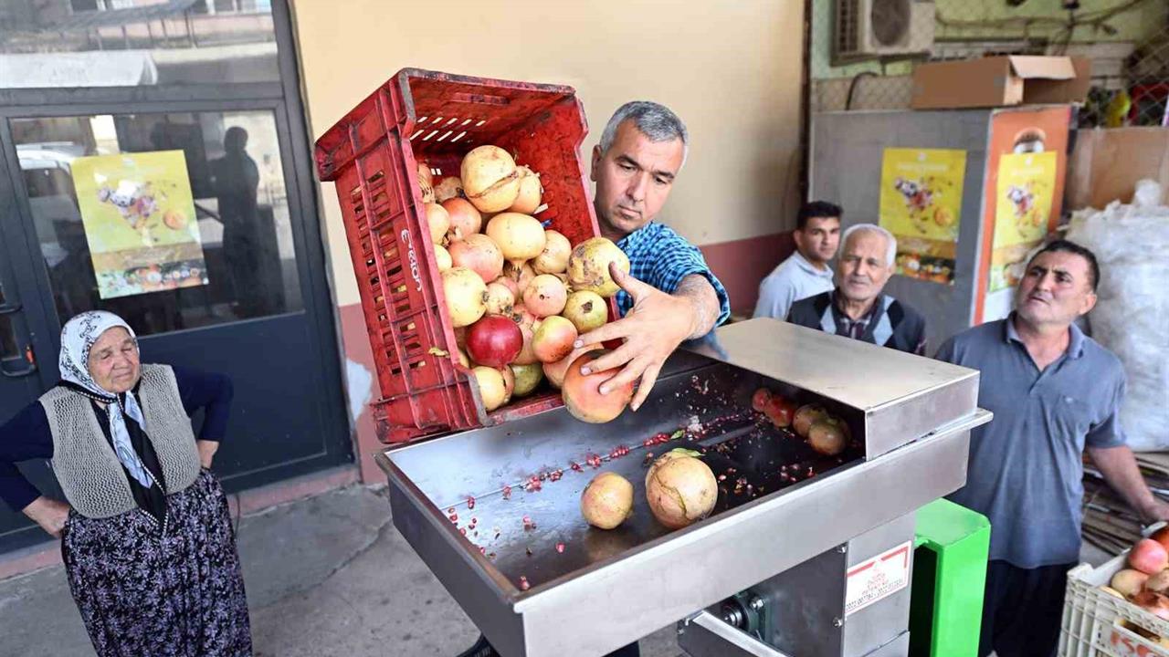 Mersin Yenişehir'de Nar Üreticilerine Makine Desteği Sağlanıyor