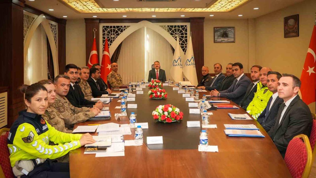 Hakkari'de Vali Ali Çelik Başkanlığında Asayiş Toplantısı Düzenlendi