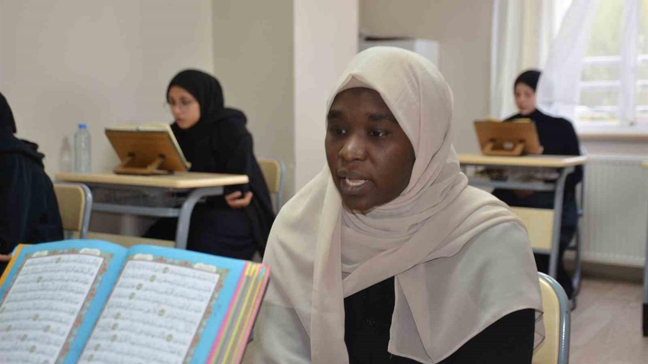 Bilecik'te Eğitim Alan Esma, 8 Ayda Hafız Oldu