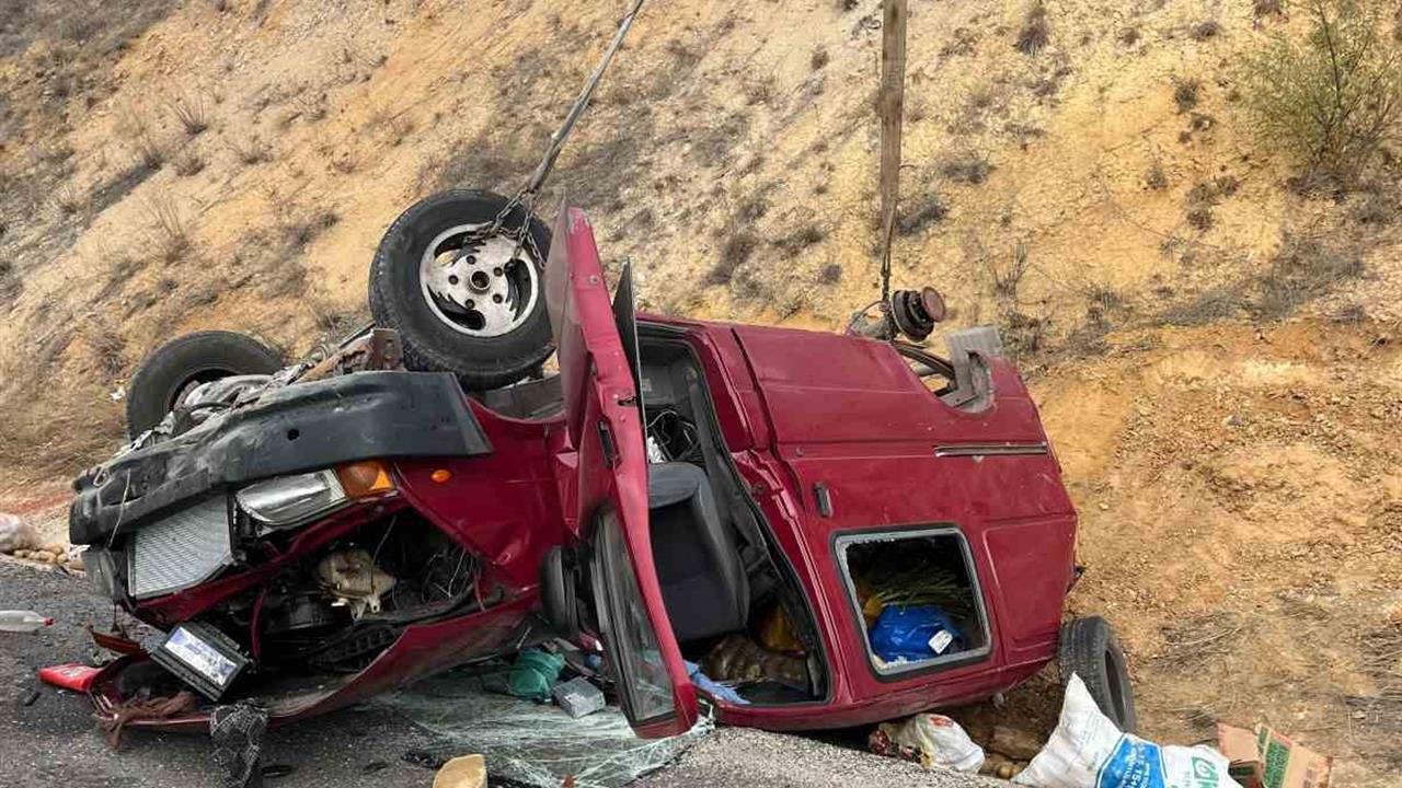 Bilecik Bozüyük'te Kamyonetin Kontrolden Çıkması Sonucu 2 Kişi Yaralandı