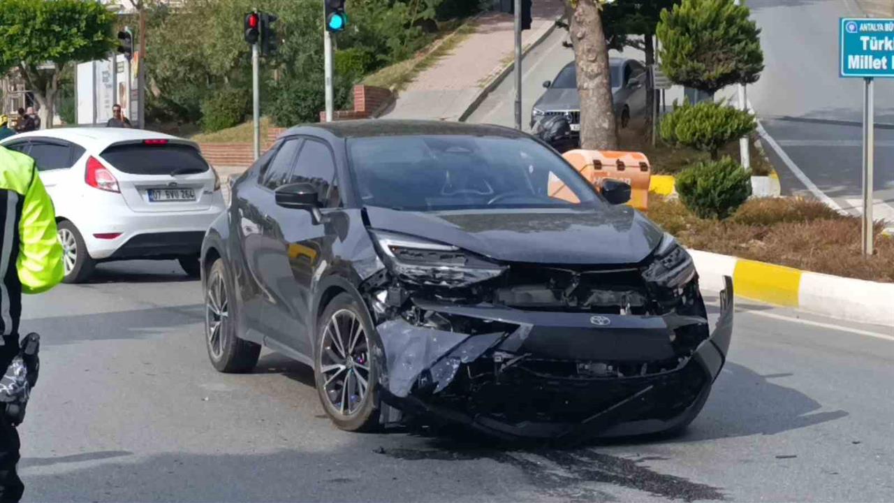 Antalya Manavgat'ta Kırmızı Işık İhlali Sonucu Kaza Meydana Geldi