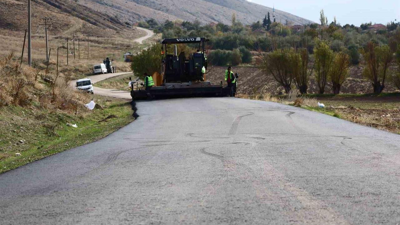 Afyonkarahisar Dinar'da Sıcak Asfalt Çalışmaları Başladı