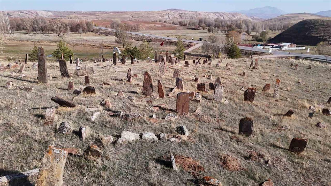 Sivas Karayün Köyü'nde 4 Asırlık Tarihi Mezarlık Ziyaretçilerini Büyülüyor