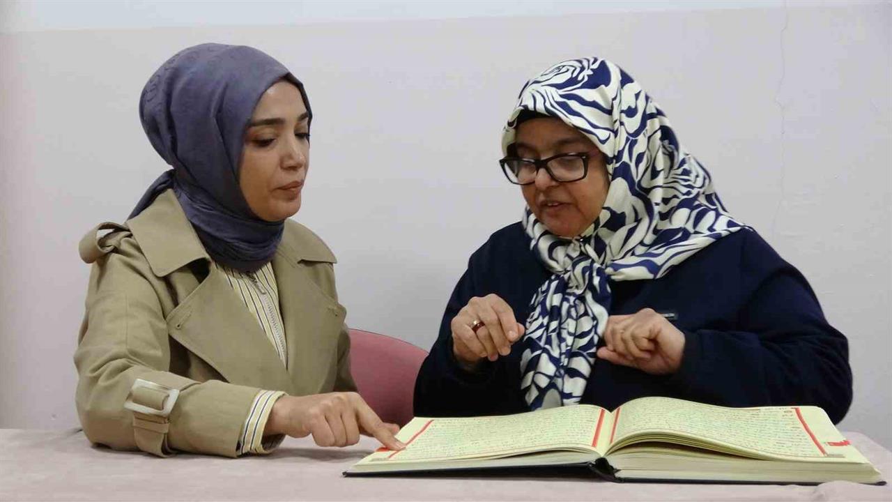 Gaziantep'te İşitme Engelli Kadınlar İçin Açılan Kursta Kur'an-ı Kerim Öğreniyorlar