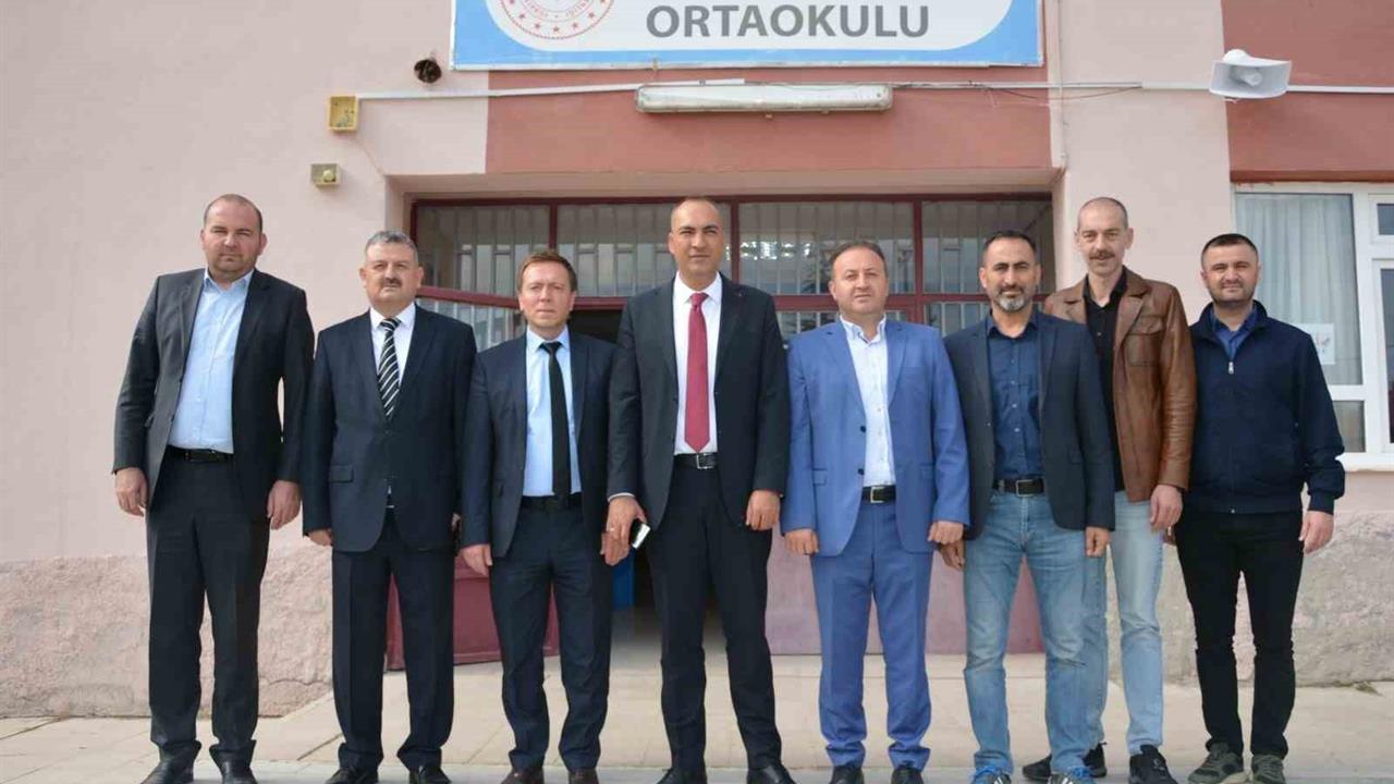 Kütahya Gediz'de İhtiyaç Sahibi Öğrencilere Kışlık Kıyafet Yardımı Yapıldı