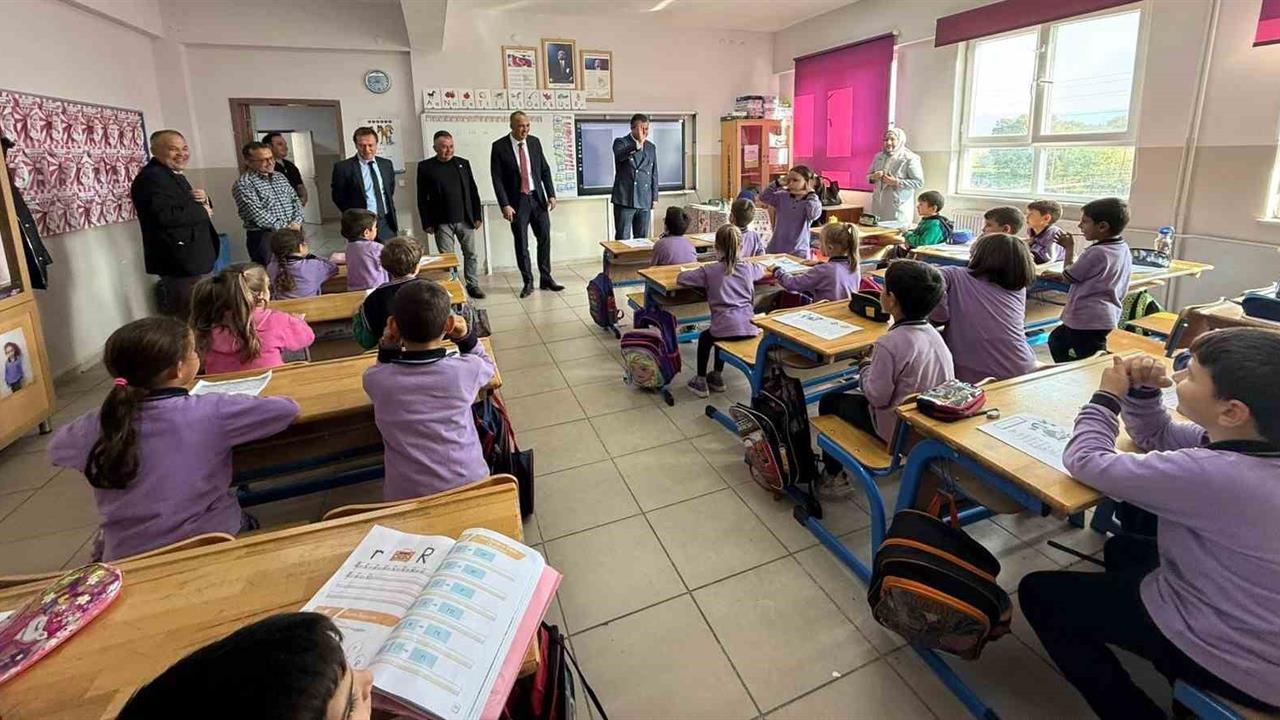 Kütahya Gediz'de İhtiyaç Sahibi Öğrencilere Kışlık Bot Yardımı Yapıldı