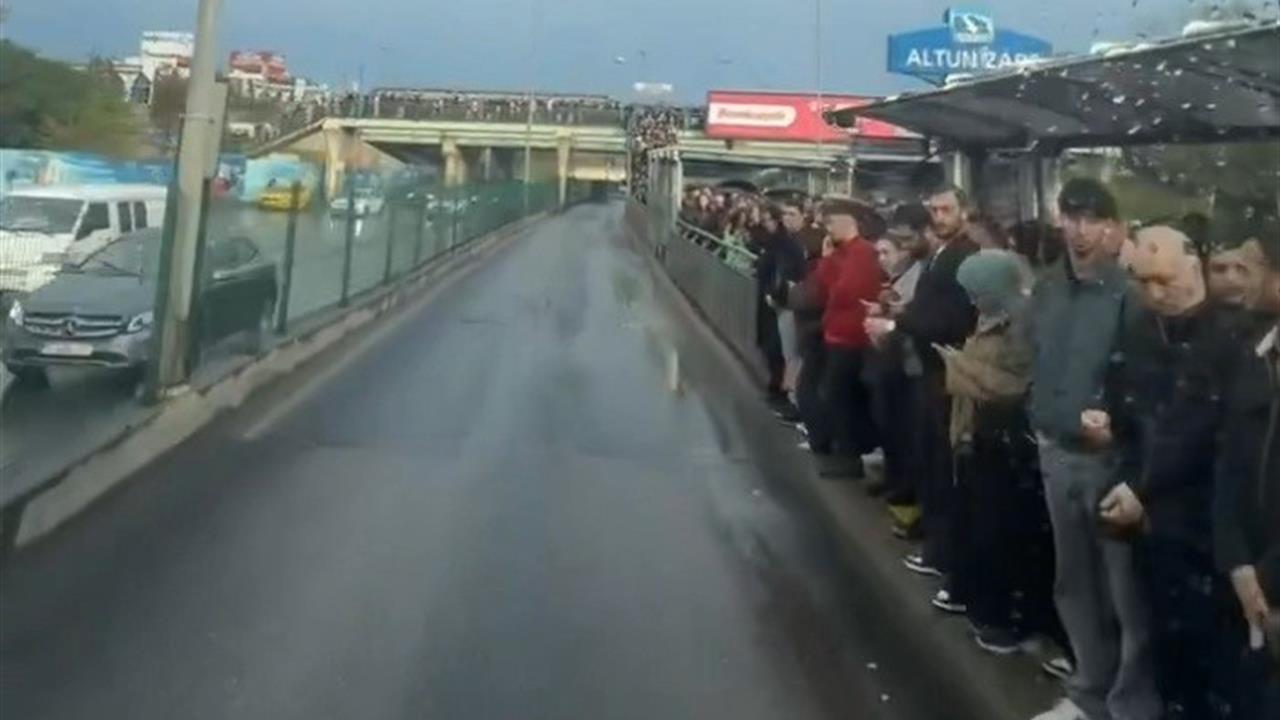 İstanbul Altunizade'de Yağmur Altında Uzun Metrobüs Kuyruğu Oluştu