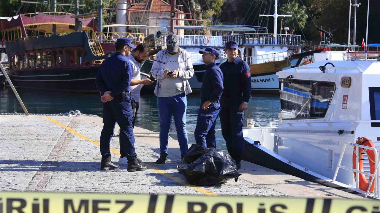 Antalya Muratpaşa'da Denizde Bulunan Genç Kızın Cansız Bedeni Olay Yeri İnceleme Ekiplerince İncelendi