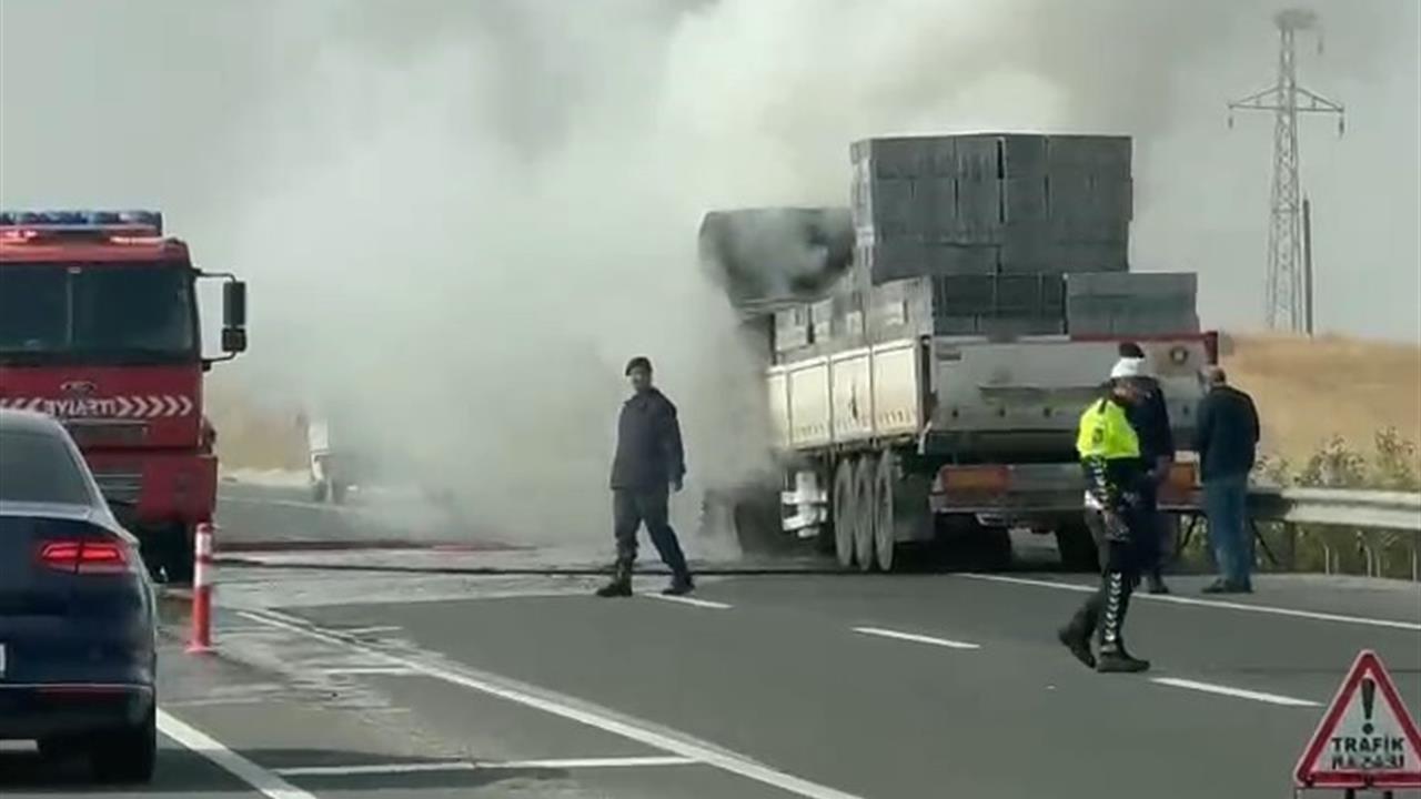 Elazığ Malatya Karayolu'nda Seyir Halindeki Tır Yangını Kontrol Altına Alındı